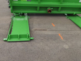 Guide rails under roll-off containers - 0